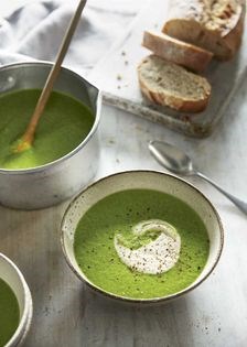Creamy pea, spinach and cashew soup