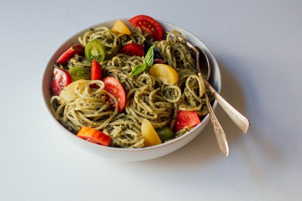 Creamy pesto pasta with fresh tomatoes