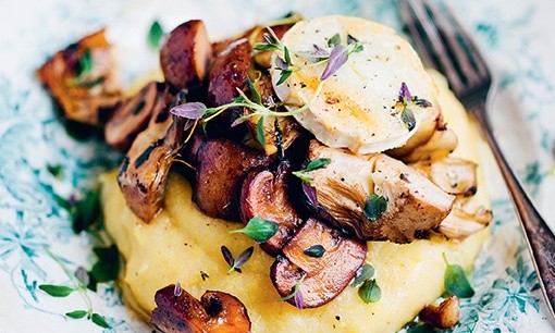 Creamy polenta with mushrooms & artichoke