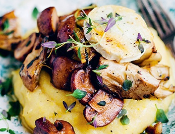 Creamy polenta with mushrooms and artichoke