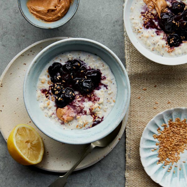 Creamy porridge with cherries and cashew butter