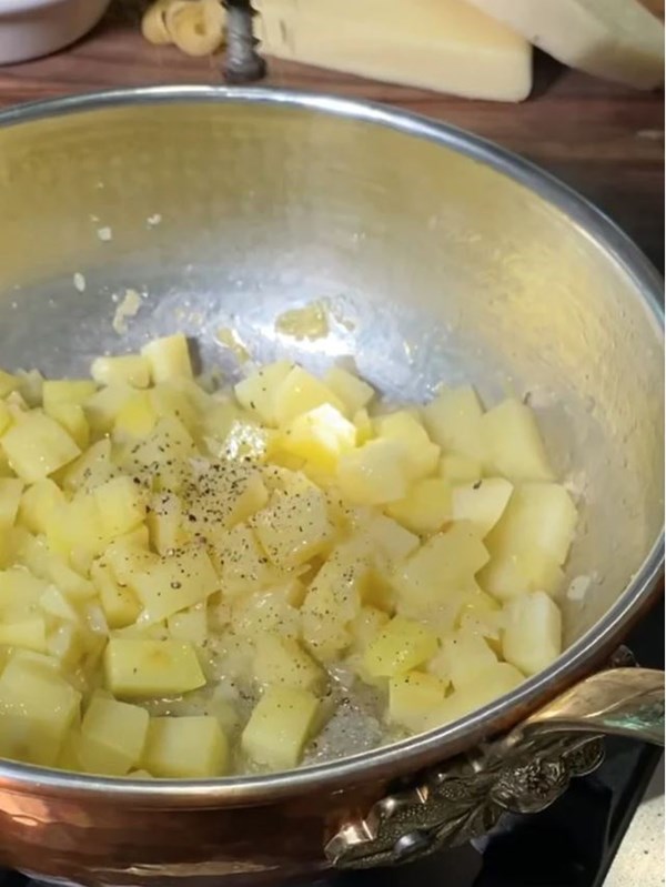 Creamy potatoes with pasta (Pasta con le patate)