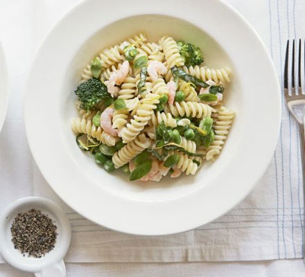Creamy prawn & greens pasta bake for 2