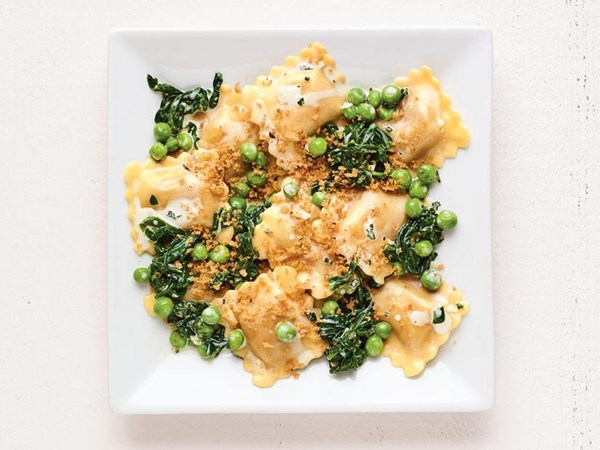 Creamy ravioli with spinach and peas 