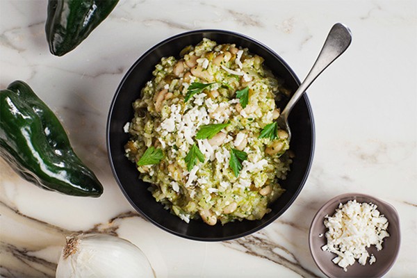 Creamy rice and beans in three classic flavors: herby green chile rice (Arroz y frijoles en tres sabores clásicos)