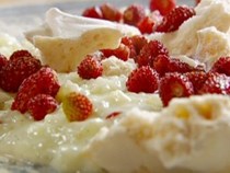 Creamy rice pudding with the quickest strawberry jam