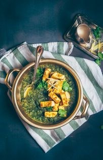 Creamy spinach curry with crispy tofu