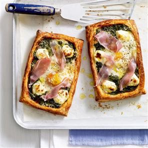 Creamy spinach, soft egg and Parma ham "pizzas"