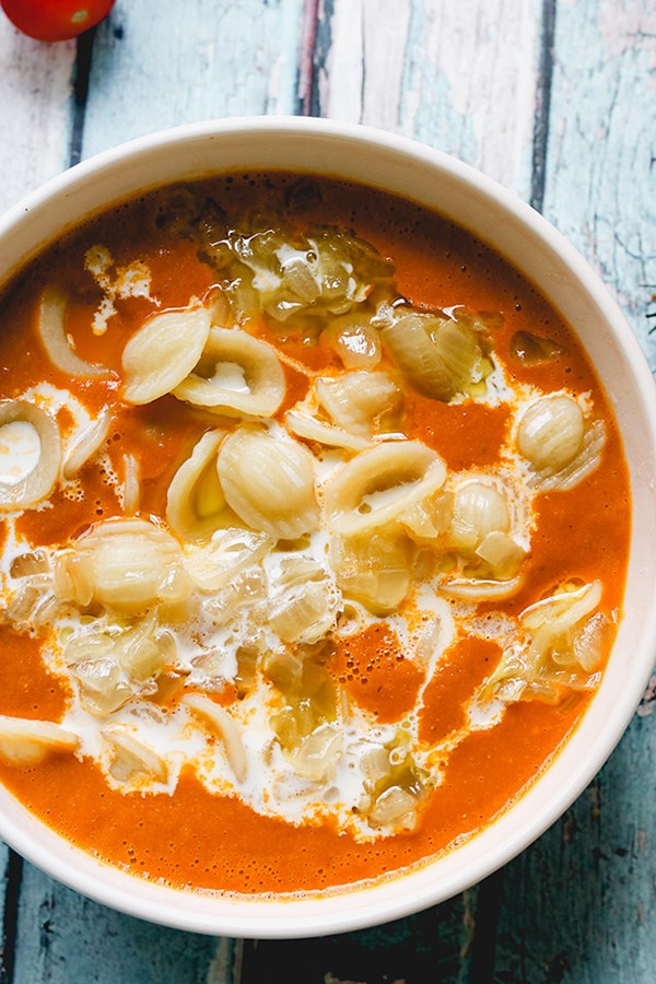 Creamy tomato soup with caramelized onions
