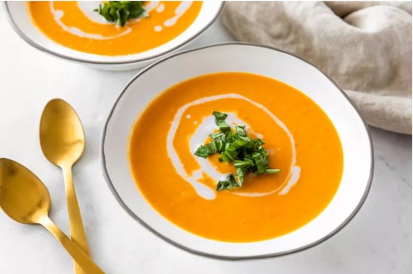 Creamy vegan carrot soup with coconut 