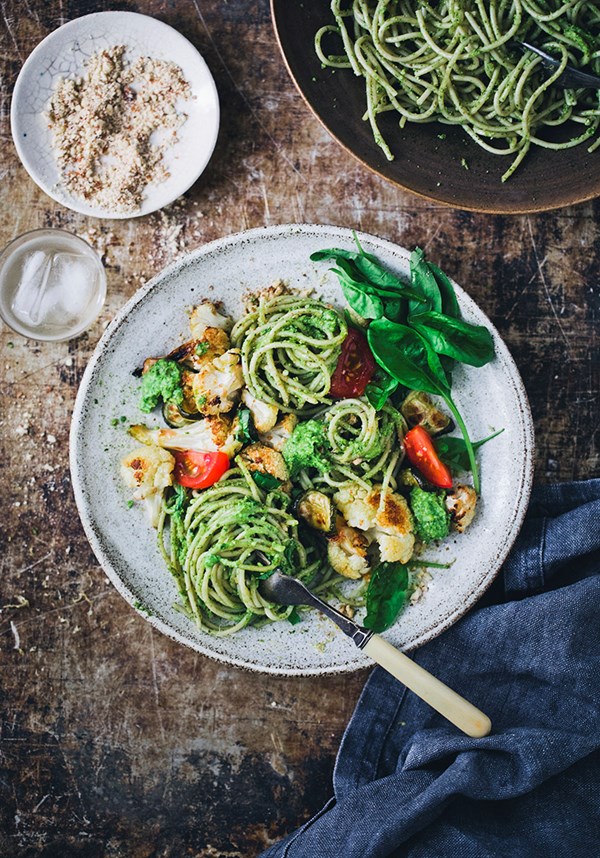 Creamy vegan pesto pasta & cauliflower