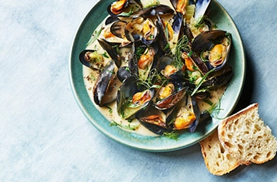 Creamy vermouth, fennel & tarragon mussels