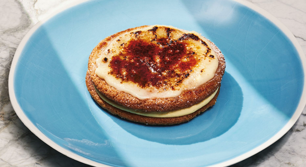 Crème brûlée cookie sandwich