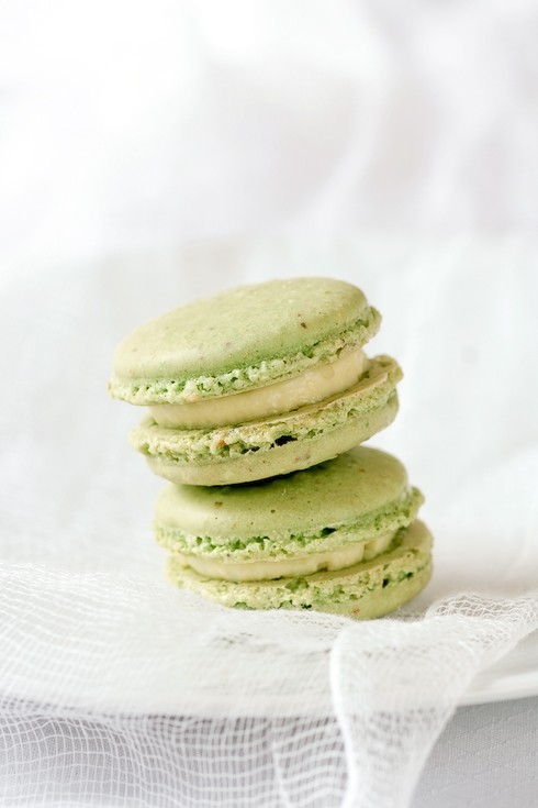 Creme brulee pistachio macarons 