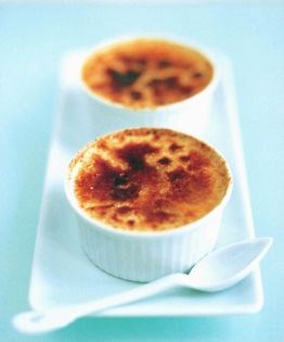 Crème brûlée with raspberries