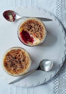 Crème brûlée with raspberry purée (Crème brûlée à la purée de framboises ) 