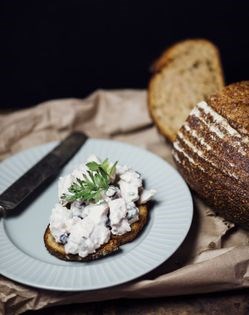 Crème fraîche chicken salad