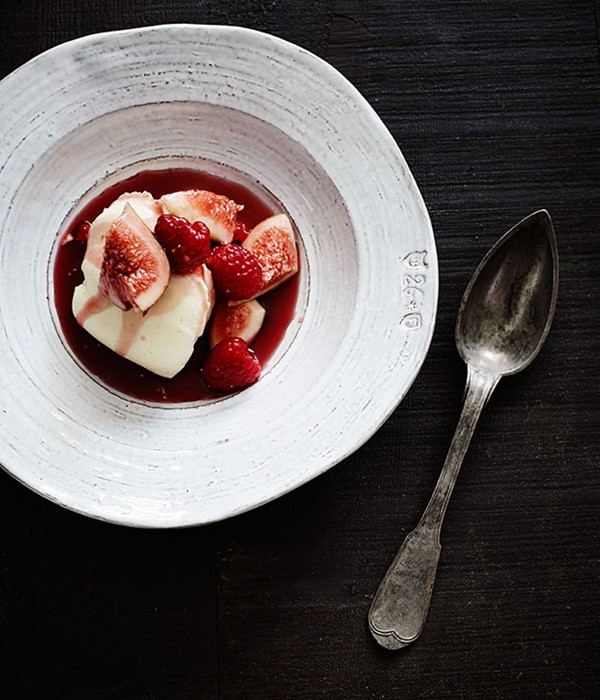 Crème fraîche panna cotta with red-wine figs