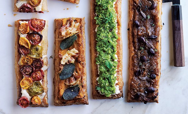 Crème fraîche tarts with half-dried tomatoes and strong cheese