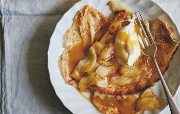 Crêpes dentelles with sauteed apples and caramel