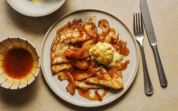 Crêpes dentelles with sautéed apples, ice cream and whisky and marmalade sauce