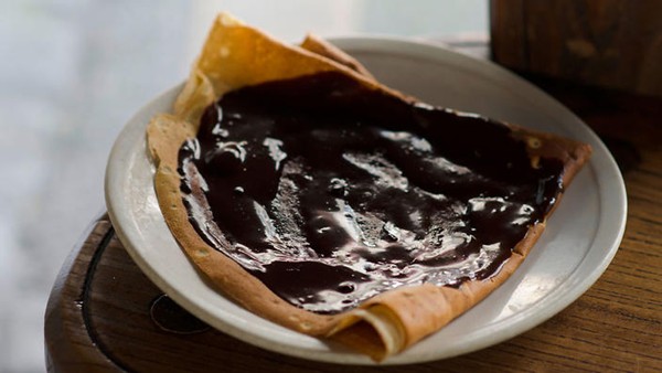 Crepes with chocolate sauce (Crêpes sauce chocolat)