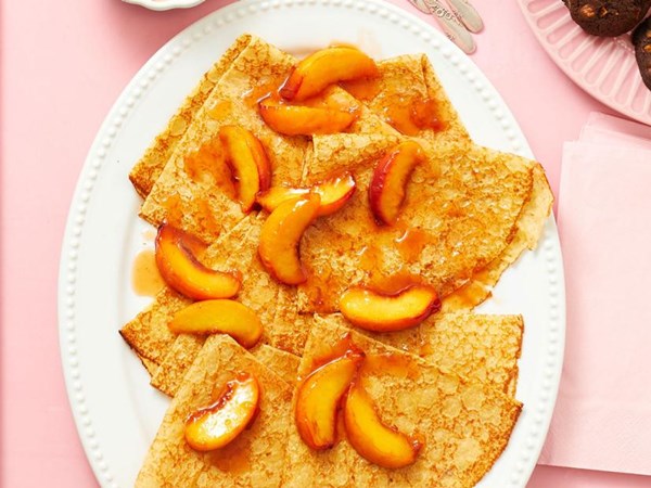 Crêpes with flambéed peaches