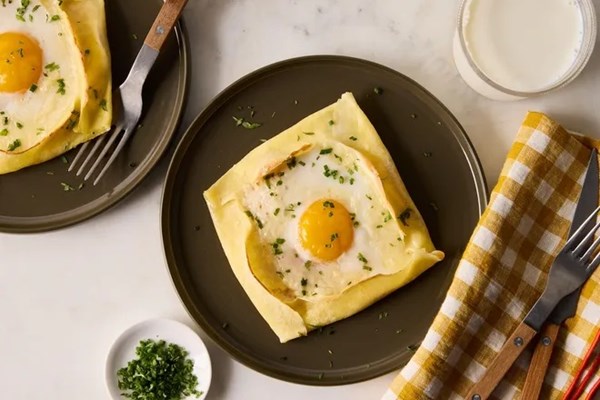Crêpes with ham, egg, and cheese