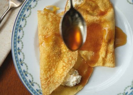 Crespelle with chestnut honey