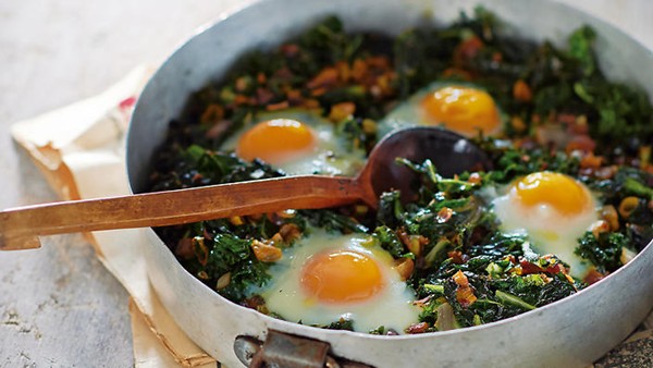 Cretan eggs with wild weeds (Kaygana)