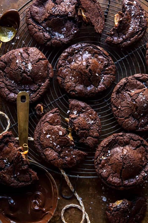Crinkly caramel stuffed brownie cookies