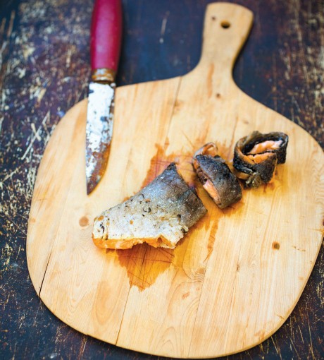 Crisp-fried salmon skin (Rapeaksi paistettu lohennahka)