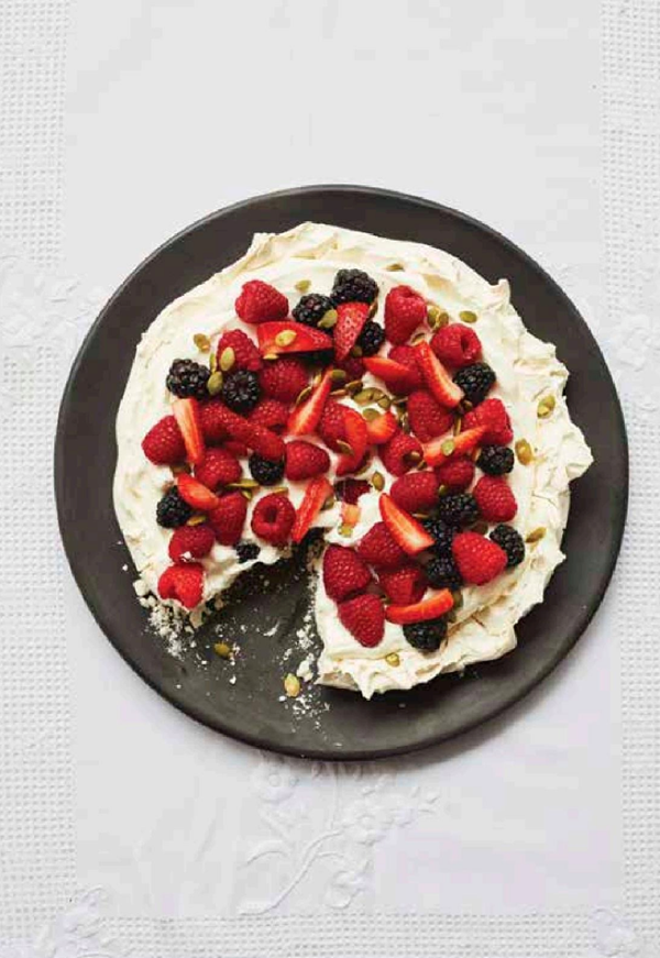 Crisp meringue with strawberries and pumpkin seeds (Pavlova de fresas con pepitas)