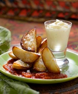 Crisp potatoes with spicy tomato sauce (Patatas bravas)