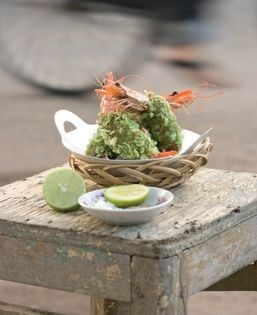 Crisp prawns rolled in young green rice flakes (Tôm chiên côm)