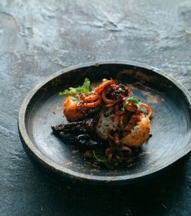 Crisp rice cakes with squid braised in olive oil & tomato