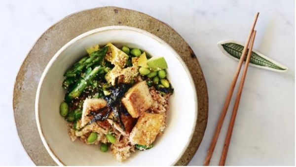 Crisp tofu and vegetables with brown sushi rice