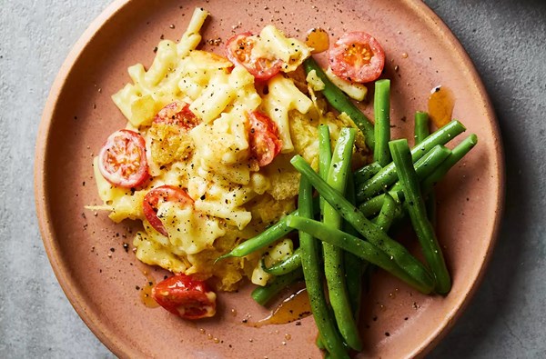 Crisp-topped mac 'n' cheese with tomatoes & green beans 