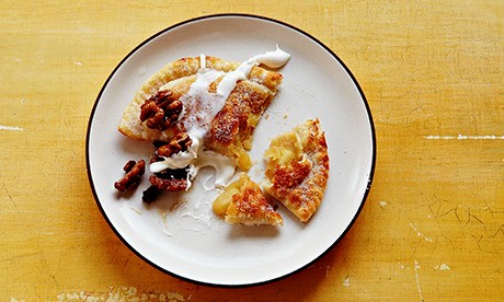 Crispy apple dumplings with walnuts and cream