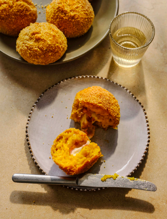 Crispy arancine with ham and mozzarella (Arancine con prosciutto cotto e mozzarella)