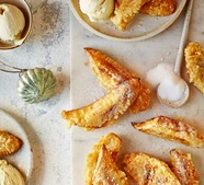 Crispy banana fritters with sesame seeds (Pisang goreng wijen)