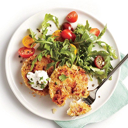 Crispy cauliflower cakes with herb sauce and arugula salad