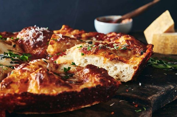 Crispy cheesy pan pizza