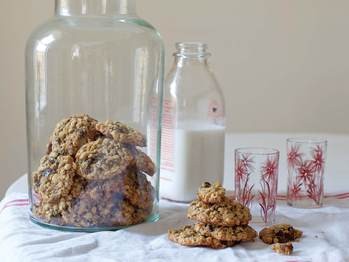 Crispy, chewy oatmeal cookies
