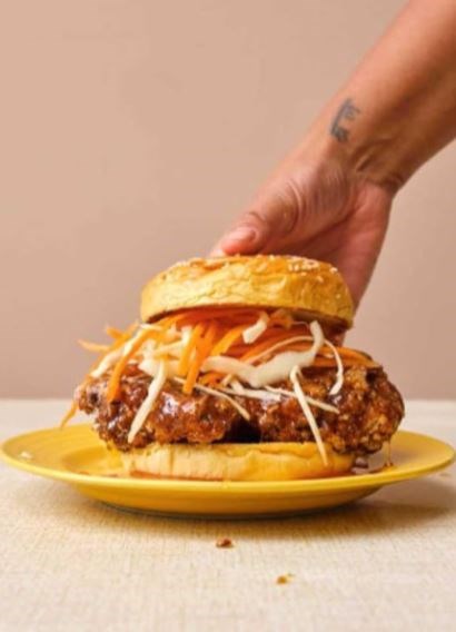 Crispy chicken burger: the one with fish sauce caramel