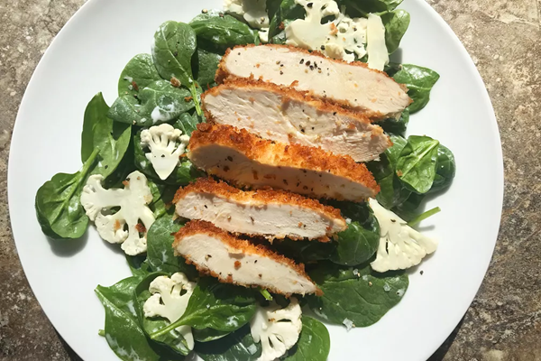 Crispy chicken salad with spinach, cauliflower & pickle-brine dressing