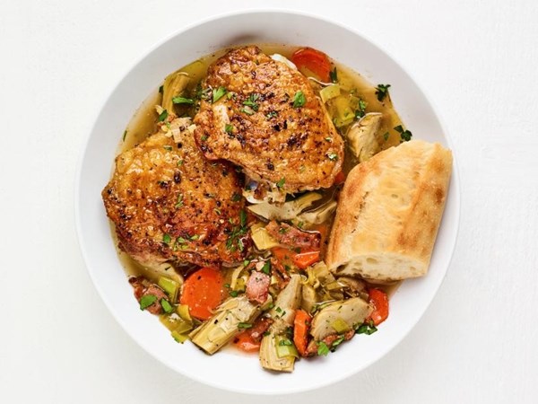 Crispy chicken thighs with leeks and artichokes 