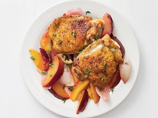 Crispy chicken with peaches and plums 