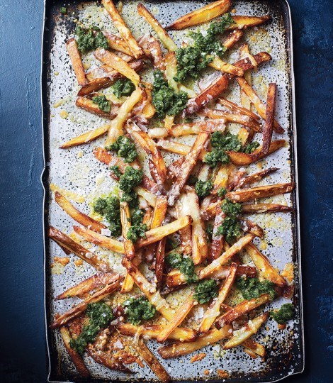 Crispy chips with chilli salsa and cheese