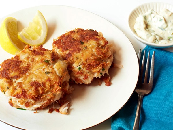 Crispy crab cakes with tartar sauce